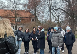 Uczniowie słuchają prezentacji o pałacu Radziwiłłów w Nieborowie
