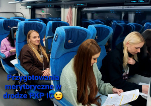 Uczniowie podczas jazdy pociągiem do Poznania powtarzają swoje wystąpienia zawodowe.