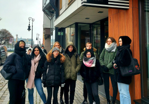 Uczniowie przed zwiedzaniem hotelu Puro w Poznaniu