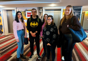 Uczniowie zwiedzają hotel Ibis w Poznaniu