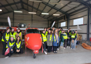 Zdjęcie grupowe przed samolotem szkoły Bartolini Air