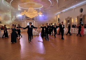 Uczniowie w trakcie tańca – Poloneza