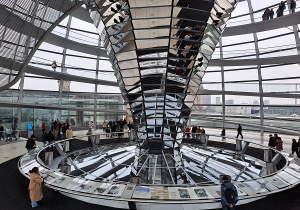 Wnętrze kopuły Reichstagu w Berlinie