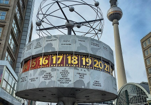 Zegar Urania na Alexanderplatz w Berlinie