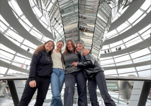 Uczennice we wnętrzu kopuły Reichstagu w Berlinie