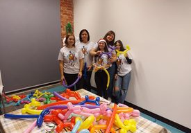 Uczniowie podczas modelowania balonów