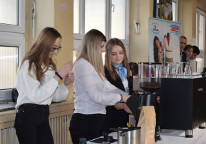 Przygotowanie przez uczniów kawy z ekspresu