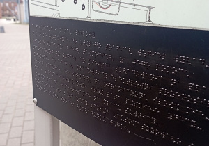Tablica informująca o EC1 zapisana alfabetem Braille’a - udogodnienie dla osób niewidomych