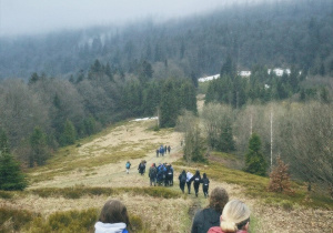 Uczniowie wędrują szlakiem turystycznym Gorców