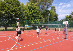 Uczniowie grający w siatkówkę na boisku