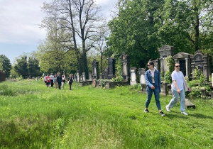Uczniowie podczas spaceru po cmentarzu żydowskim w Łodzi