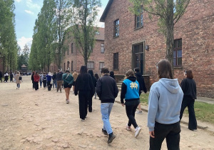 Uczniowie na terenie obozu Auschwitz