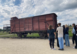 Uczniowie przed wagonem bydlęcym w Birkenau