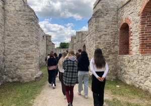 Uczniowie zwiedzają ruiny zamku w Tenczynie