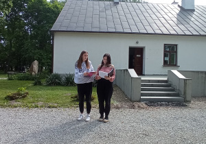 Uczennice prezentują dworek Marii Konopnickiej w Bronowie
