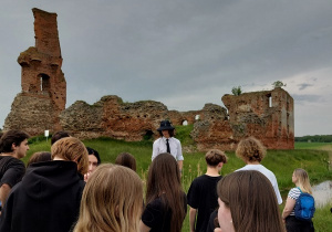Uczniowie przed ruinami zamku w Besiekierach