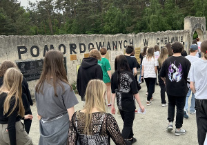Uczniowie zwiedzają teren obozu Kulmhof