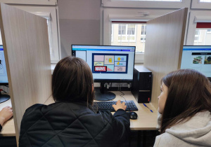 Uczniowie podczas tworzenia cyfrowej książki elektronicznej.