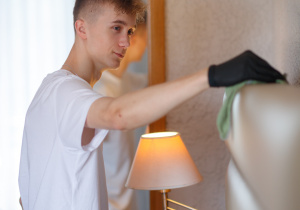 chłopiec sprzątający pokój hotelowy