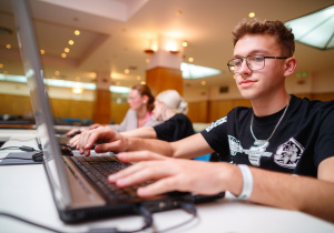 uczeń pracuje nad obsługą profesjonalnego programu komputerowego