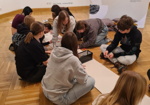 Uczniowie podczas warsztatów w Galerii Willa