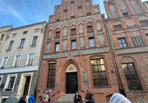 Uczniowie przed Domem Mikolaja Kopernika w Toruniu.