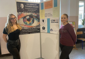 Uczennice prezentujący plakat na ósmy Szkolny Tydzień Książki