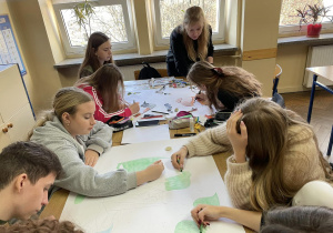 Uczniowie podczas warsztatów językowo-plastycznych:"Materialistic is not artistic"