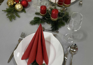 Udekorowany stół wigilijny w kolorze czerwonym
