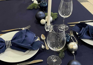 Udekorowany stół wigilijny w kolorze niebieskim