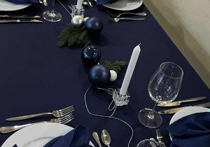 Udekorowany stół wigilijny w kolorze niebieskim