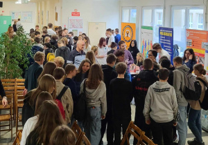 Uczniowie szkół podstawowych przy stoiskach szkół zawodowych na targach szkół zawodowych w ZSETH w Łodzi