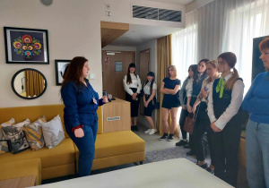 Zwiedzanie jednostek mieszkalnych w hotelu Hampton by Hilton przez uczestników konkursu.