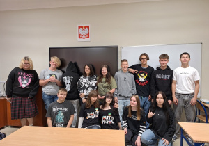 Uczniowie klasy 1 A technikum hotelarstwa pozują do zdjęcia z okazji Europejskiego Dnia Języków Obcych