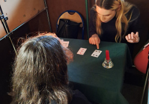 wróżka Klaudia przepowiada z kart