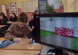 Uczniowie rozwiązują ćwiczenia słownikowe