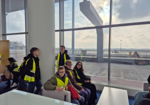 W salonie VIP prelekcja agenta General Aviation na temat lotów biznesowych.