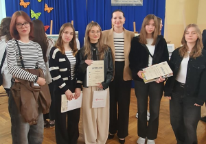 Zdjęcie uczestników Przeglądu twórczości z naszej szkoły wraz z wiceprezydent Łodzi Panią Małgorzatą Moskwa-Wodnicką