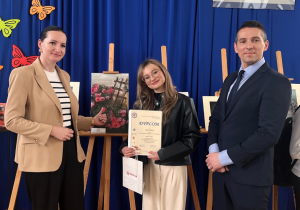 Zdjęcie naszej finalistki Mai Panek z wygranym obrazem „Czerwiec” oraz z Panią wiceprezydent Małgorzatą Moskwa-Wodnicką oraz Dyrektorem Szkół Politechnicznych w Łodzi.